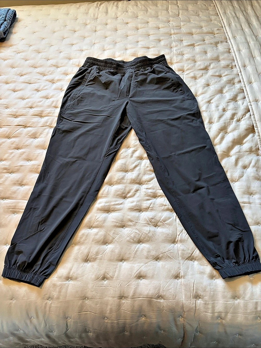 lululemon graphite grey Pacebreaker shorter pants